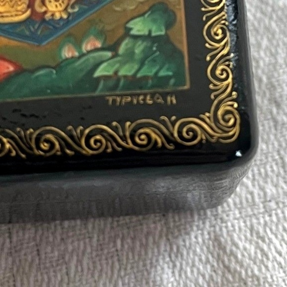 Russian Mstera Lacquer Box Hand Painted Queen of Shamakha Guryev Signed - Picture 4 of 11